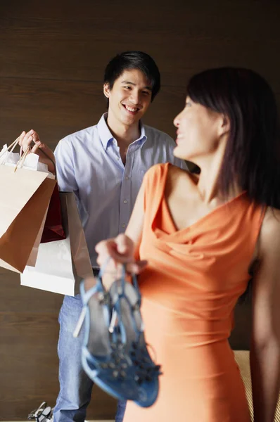 Vrouw bedrijf schoenen — Stockfoto