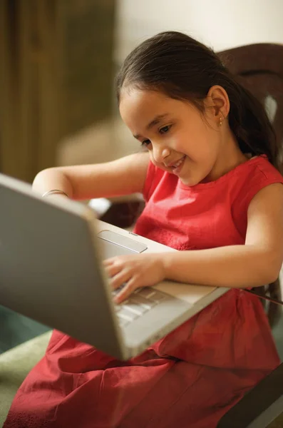 Kleines Mädchen arbeitet am Laptop — Stockfoto