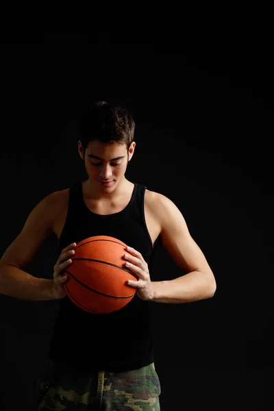 Чоловік тримає баскетбол — стокове фото