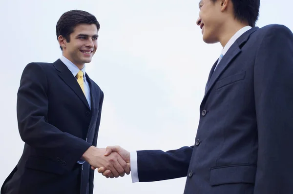 Hombres de negocios discutiendo — Foto de Stock