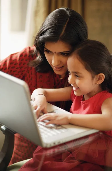 Madre e figlia che lavorano al computer portatile — Foto Stock