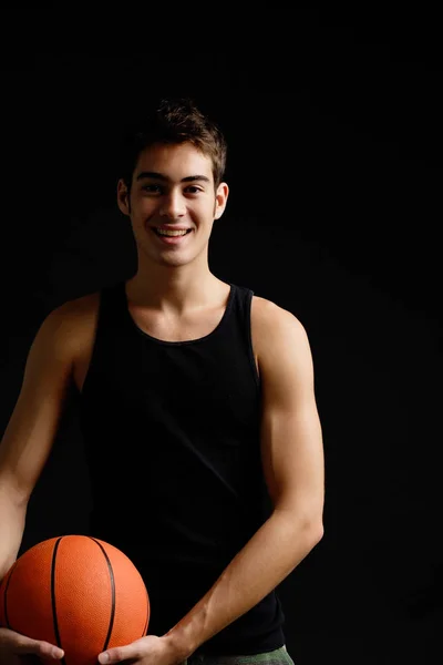 Hombre celebración baloncesto pelota — Foto de Stock