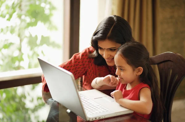 Madre e figlia che lavorano al computer portatile — Foto Stock