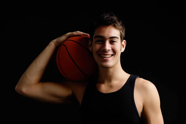 Hombre celebración baloncesto pelota — Foto de Stock