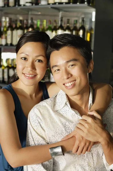 Paar dineren in restaurant — Stockfoto