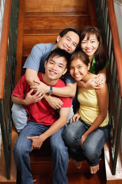 Retrato de familia feliz — Foto de Stock