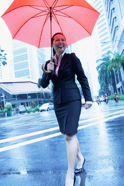 Mulher de negócios com guarda-chuva vermelho — Fotografia de Stock