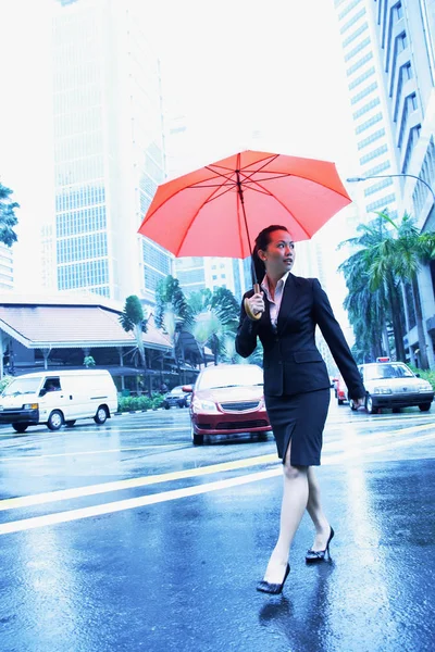 Mulher de negócios com guarda-chuva vermelho — Fotografia de Stock