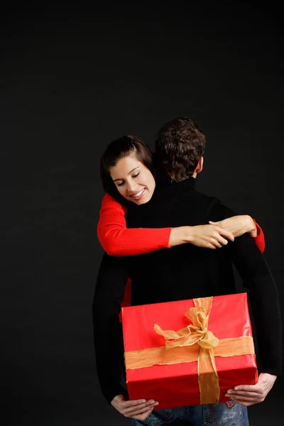 Pareja sosteniendo caja de regalo grande — Foto de Stock