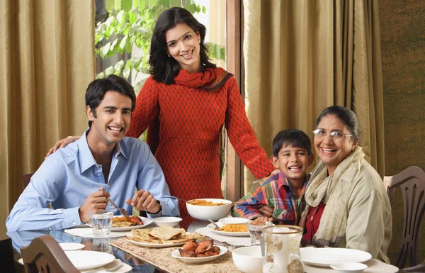 Famille souriante dîner — Photo