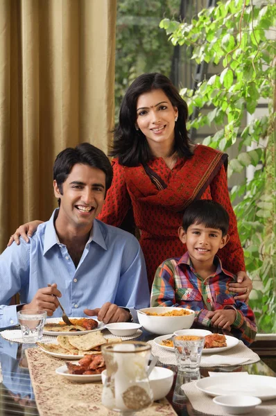 Famiglia felice a cena — Foto Stock