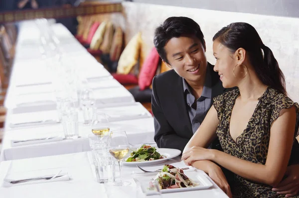 Pareja cenando en restaurante — Foto de Stock