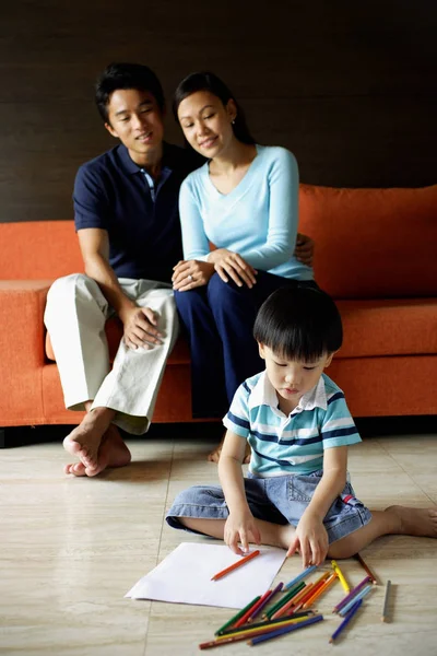 Nette Familie zu Hause — Stockfoto