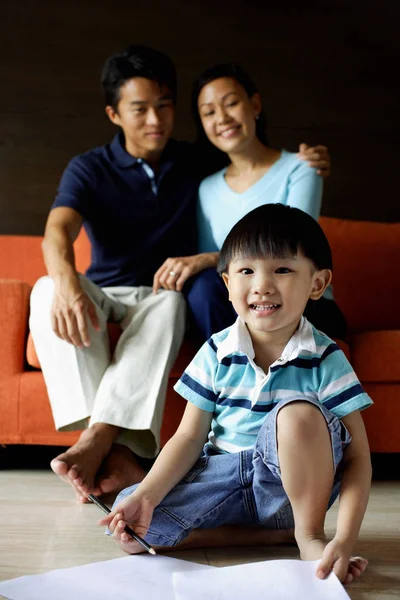 Nette Familie zu Hause — Stockfoto