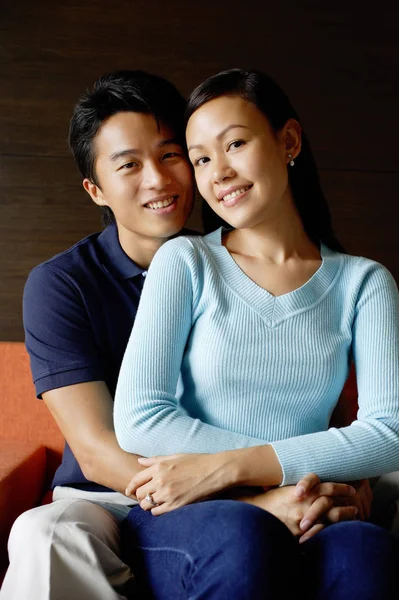 Jovem casal na sala de estar — Fotografia de Stock