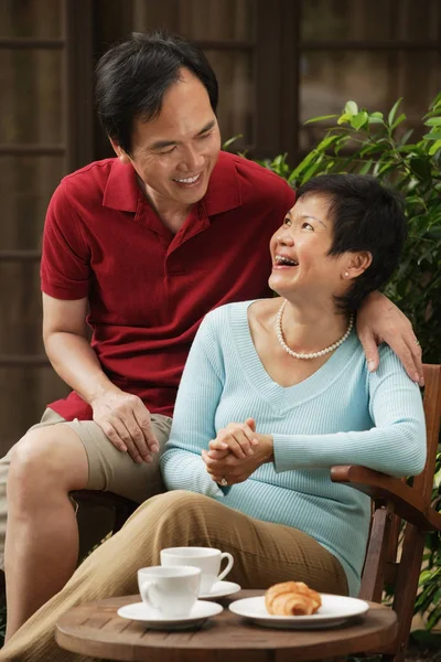 Pareja madura tomando té — Foto de Stock