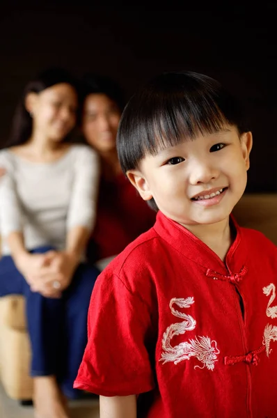 Joven niño sonriendo — Foto de Stock