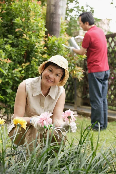 Maduro casal jardinagem — Fotografia de Stock