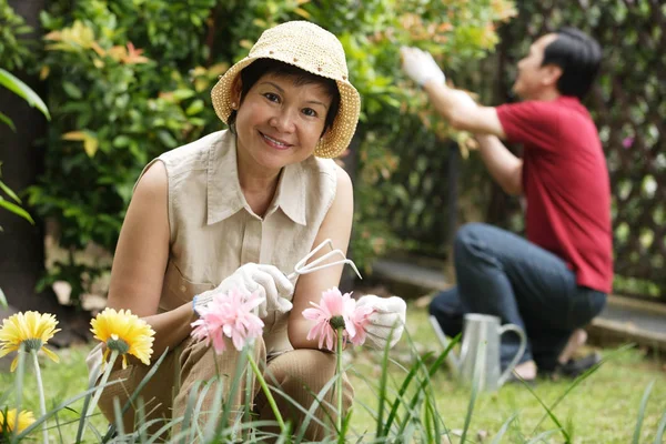 Maduro casal jardinagem — Fotografia de Stock