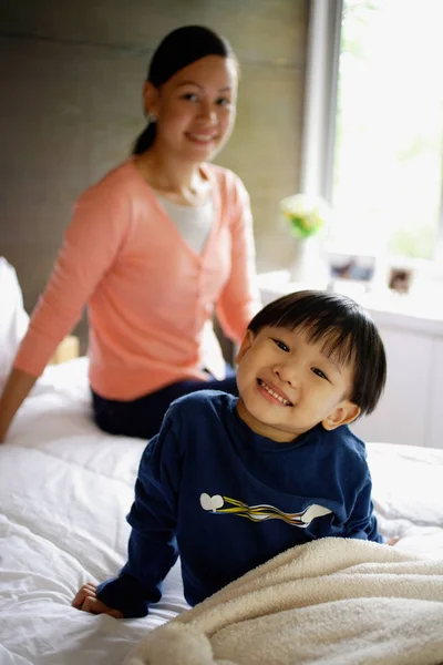 Mutter und Sohn im Bett — Stockfoto