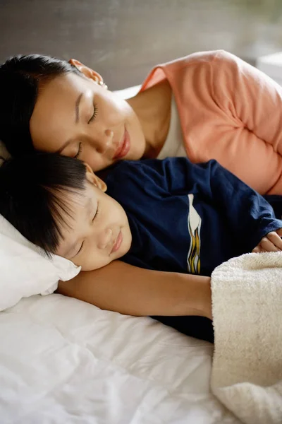 Mãe e filho na cama — Fotografia de Stock