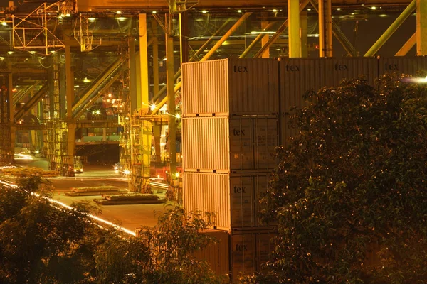 Fracht und Kräne im Hafen — Stockfoto