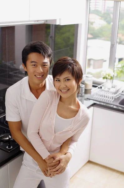 在厨房里的年轻夫妇 — 图库照片