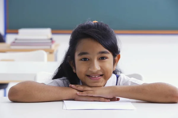 Vrouwelijke student in klas — Stockfoto