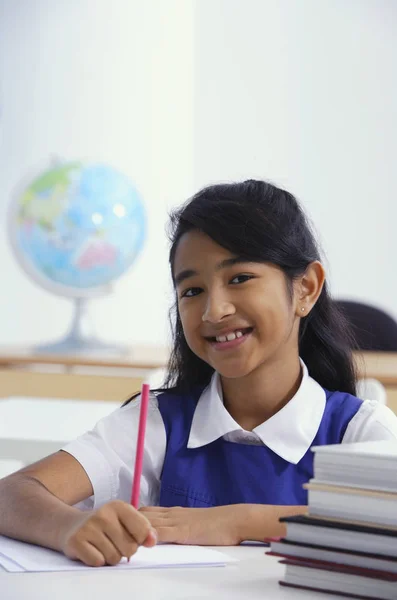 Vrouwelijke student in klas — Stockfoto