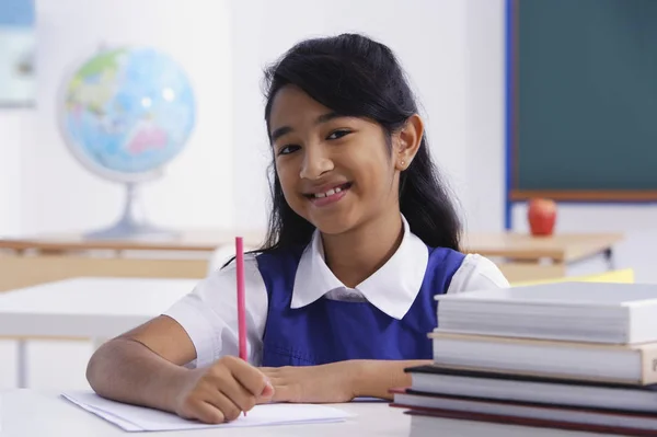 Vrouwelijke student in klas — Stockfoto