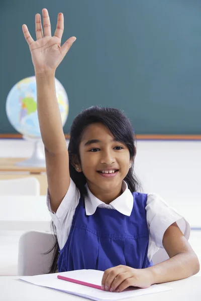 Vrouwelijke student in klas — Stockfoto