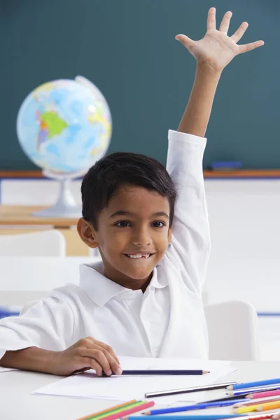 Niño levanta la mano con entusiasmo —  Fotos de Stock