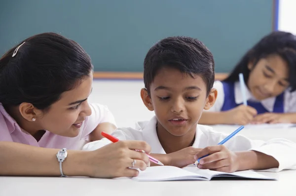 Insegnante aiuta studente con compiti scolastici — Foto Stock