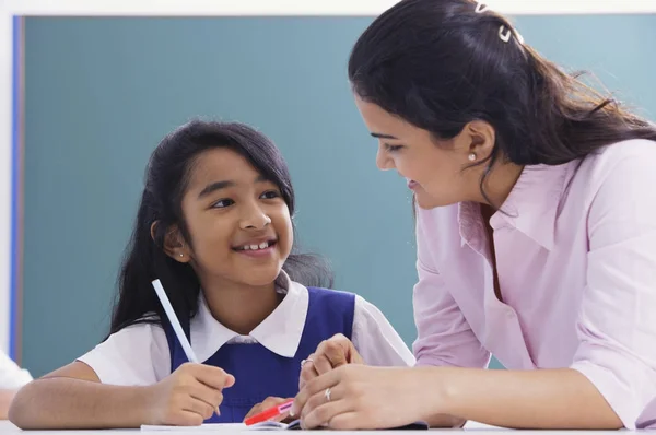 Insegnante e studente sorridono — Foto Stock