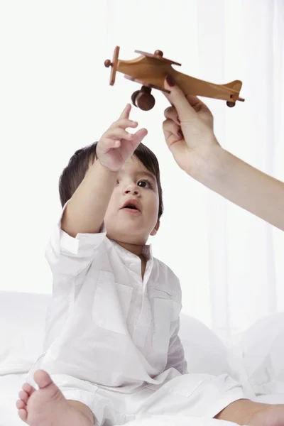 Bebê menino jogar com brinquedo — Fotografia de Stock