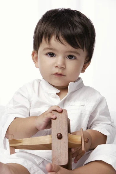 Bebê segurando brinquedo — Fotografia de Stock