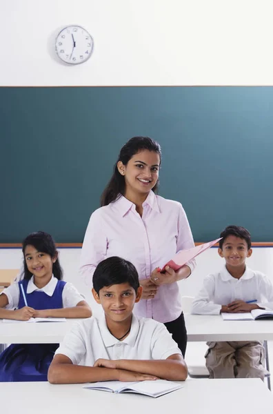 Three students and their teacher — Stock Photo, Image