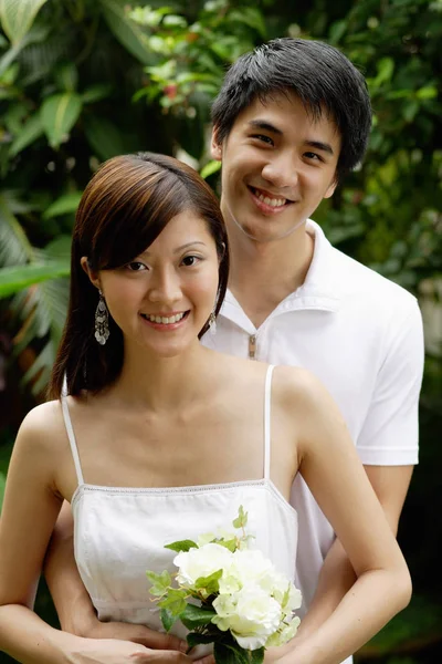 Pareja joven en el jardín — Foto de Stock