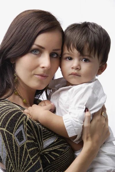 Madre tenendo bambino ragazzo — Foto Stock