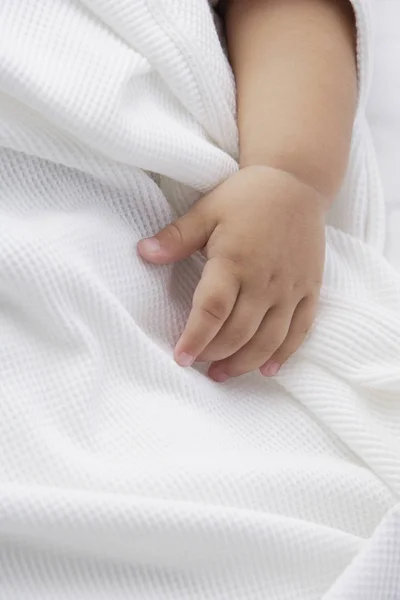 La mano del bebé en blanco —  Fotos de Stock