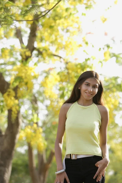Menina adolescente no parque verde — Fotografia de Stock