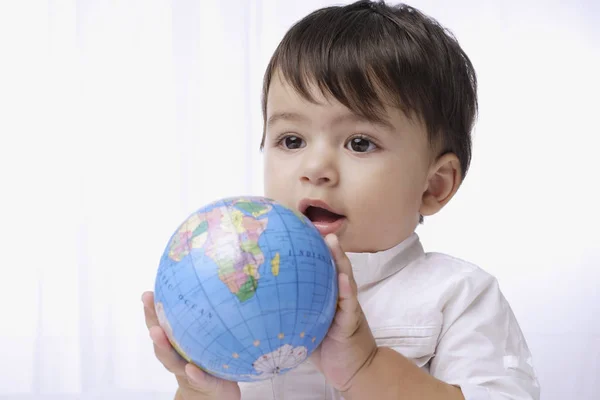 Bambino ragazzo tenendo globo — Foto Stock