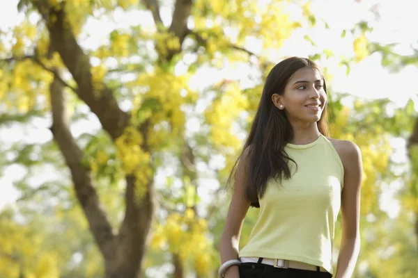 Adolescente chica en verde parque — Foto de Stock