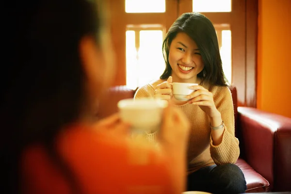 Women with coffee cups — Stock Photo, Image