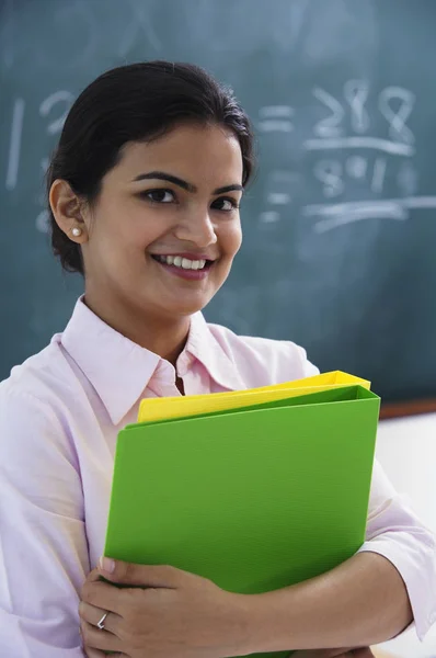 Profesor sosteniendo cuadernos —  Fotos de Stock