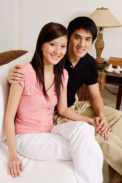 Pareja en casa en sala de estar — Foto de Stock