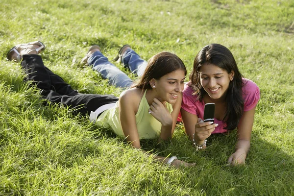 Teen girls in green park — Stock Photo, Image