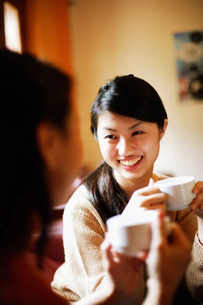 Women with coffee cups — Stock Photo, Image