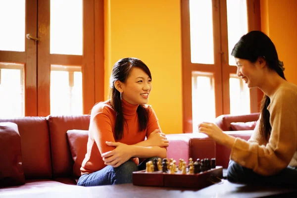 Жінки гри в шахи — стокове фото