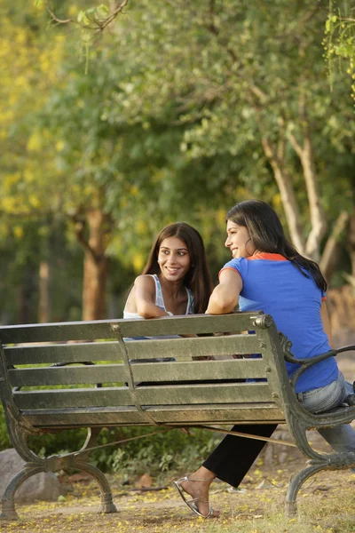 Tiener meisjes in groen park — Stockfoto